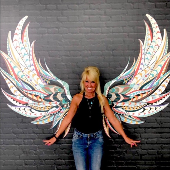 Meet your Posher, Lora - Picture 2 of 2